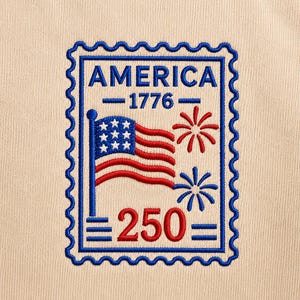 Puede incluir: Parche bordado con un diseño de sello azul y rojo. El sello dice "AMERICA" encima de "1776" y "250". Presenta una bandera americana ondeando y fuegos artificiales sobre un fondo beige.