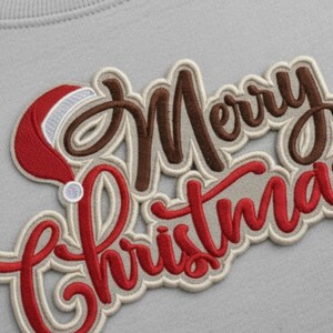 Puede incluir: Parche bordado con las palabras "Merry Christmas" en un dise&ntilde;o festivo. El texto es en rojo y marr&oacute;n, con un detalle de gorro de Pap&aacute; Noel. El parche tiene un fondo gris claro.