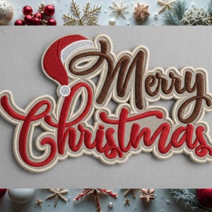 Puede incluir: Dise&ntilde;o navide&ntilde;o bordado con las palabras "Merry Christmas" en rojo y marr&oacute;n, con un gorro de Pap&aacute; Noel. El dise&ntilde;o tiene un contorno color crema y est&aacute; sobre un fondo gris claro, perfecto para manualidades navide&ntilde;as.