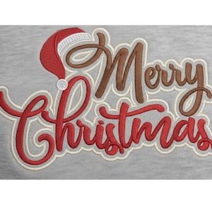 Puede incluir: Dise&ntilde;o bordado sobre un fondo gris. El texto "Merry Christmas" est&aacute; en una fuente de escritura, con la palabra "Merry" en marr&oacute;n y la palabra "Christmas" en rojo. Un gorro de Pap&aacute; Noel rojo est&aacute; encima de la palabra "Merry".