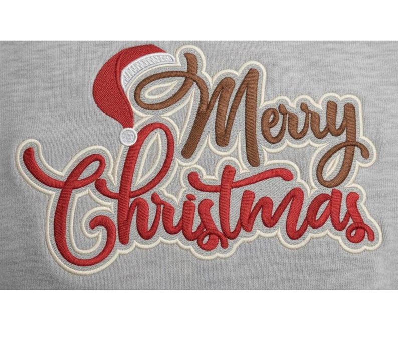 Puede incluir: Dise&ntilde;o bordado sobre un fondo gris. El texto "Merry Christmas" est&aacute; en una fuente de escritura, con la palabra "Merry" en marr&oacute;n y la palabra "Christmas" en rojo. Un gorro de Pap&aacute; Noel rojo est&aacute; encima de la palabra "Merry".