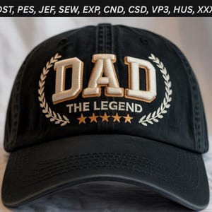 Puede incluir: Gorra de béisbol negra con la palabra "DAD" bordada en letras color crema, rodeada por una corona de laurel. El texto "THE LEGEND" y cinco estrellas están debajo.