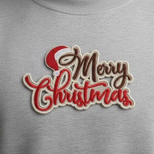 Puede incluir: Parche bordado con las palabras "Merry Christmas" en una escritura festiva. El dise&ntilde;o presenta un gorro de Pap&aacute; Noel y es de color rojo, marr&oacute;n y blanco. El parche es probablemente para ropa o manualidades.