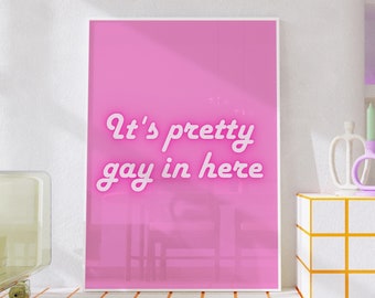C'est plutôt gay ici | Art queer, décor de salle indépendante, décor de salle preppy, art lesbien, saphique, art mural imprimable, art mural drôle, art gay
