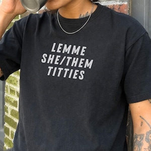 Grappig zij/zij Graphic Tee Nonbinary Pride Shirt Queer Meme Tshirt LGBTQ Pride Parade Pronoun Graphic Tee voor lesbisch trans- en niet-binair cadeau