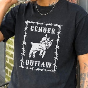 Camiseta Gender Outlaw divertida, atuendo del orgullo no binario, camiseta gráfica andrógina queer del oeste, regalo del orgullo trans, camisetas Enby Genderqueer, vaquero LGBTQ