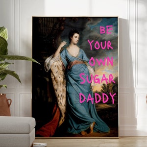 Pode incluir: Um retrato vintage de uma mulher com um vestido azul com uma inscrição rosa que diz "Seja seu próprio papai açúcar".