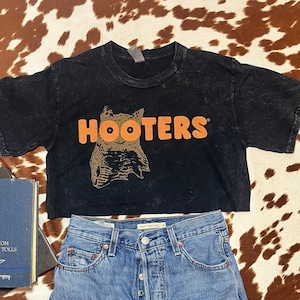 Hooters Vintage Crop Top - Cute Classic Tops - Vintage Shirt - Summer Fashion for Her - Graphic Tees for Women