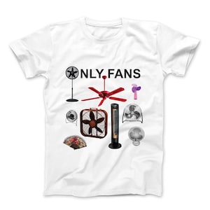Puede incluir: Camiseta blanca con el texto "ONLY FANS" en letras negras. La camiseta presenta una variedad de ventiladores, incluyendo un ventilador de techo, un ventilador de caja, un ventilador de pedestal y un ventilador de mano.