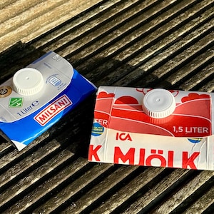 Handmade wallets from TetraPak set of 2 – Swedish and German milk – Upcycling Tetra Pak wallet