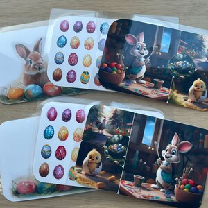 K&ouml;nnte beinhalten: Vier druckbare Karten mit einem Hasen und einem K&uuml;ken. Die Karten haben einen wei&szlig;en Hintergrund mit bunten Ostereiern und einem Rand aus gr&uuml;nem Gras. Der Hase h&auml;lt einen Pinsel und das K&uuml;ken sitzt in einer Eierschale. Die Karten sind perfekt f&uuml;r Osterbasteln oder Dekorationen.