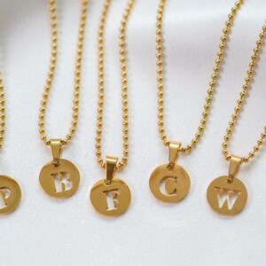 Collar de encanto inicial, collar de cadena de bolas, collar chapado en oro, collar de capas, collar de encanto de acero inoxidable, regalos para él y ella