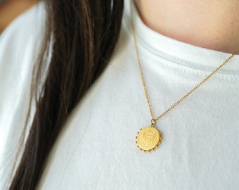 Halsband med mynt i 18 karat guld, elegant solhalsband, solhänge, minimalistiskt medaljonghalsband, solskenhalsband, julklappar till henne