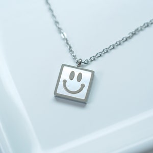 Collar de plata con cara sonriente, joyería con cara sonriente, collar con dijes, collar de capas, collar de verano, cadena de plata, joyería hecha a mano