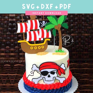 Puede incluir: Un pastel blanco decorado con un tema pirata en rojo, blanco y azul. El pastel está cubierto con un barco pirata marrón, una palmera verde y una calavera roja con parche en el ojo y una bandana roja. El pastel está rodeado de una cesta de mimbre marrón.