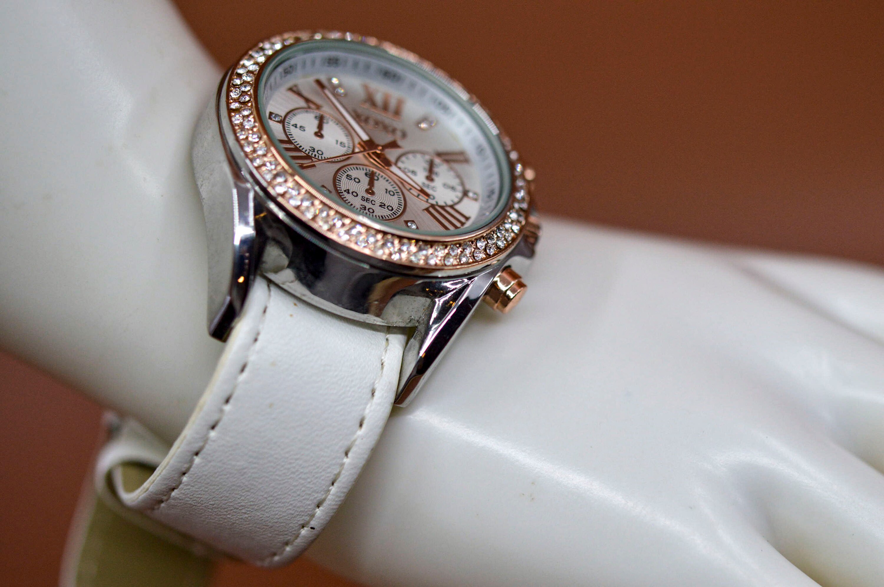 Women\'s XOXO Chunky Rose Gold & White Wristwatch Amazon.com: Accutime XOXO Women main image 2