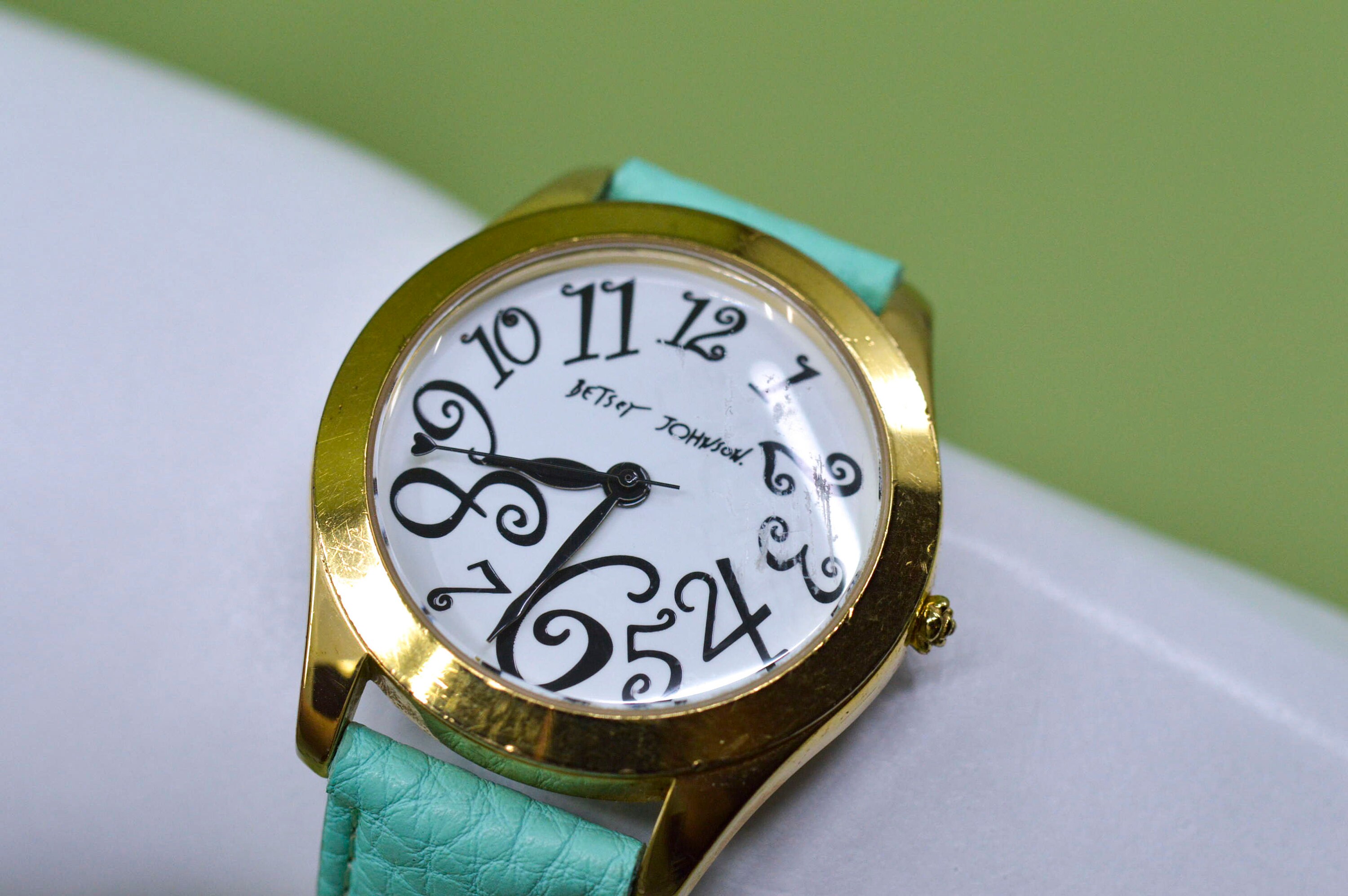Betsy Johnson , Gold Tone With White Dial ,blue Bracelet  display picture 1