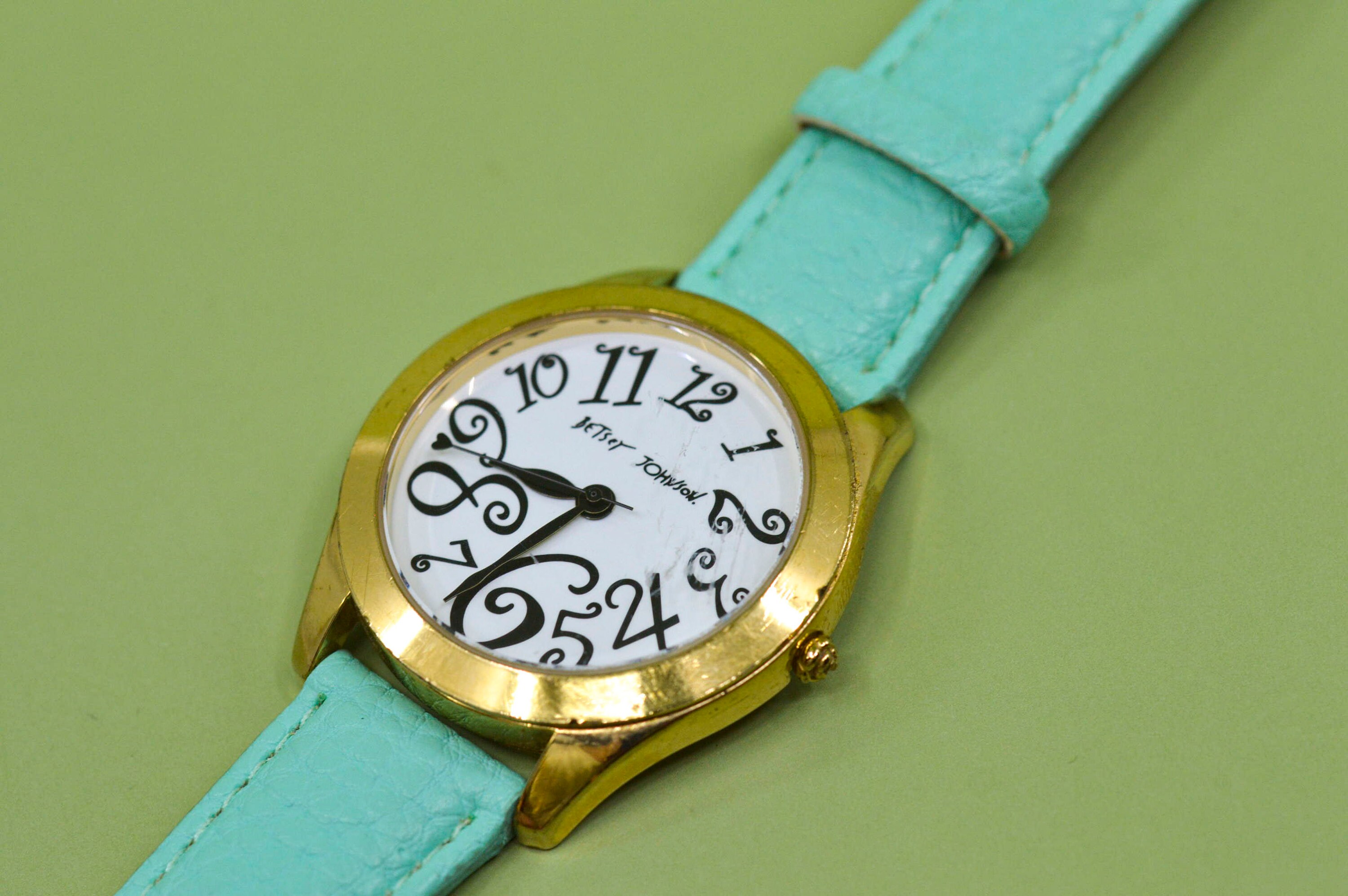 Betsy Johnson , Gold Tone With White Dial ,blue Bracelet  display picture 2