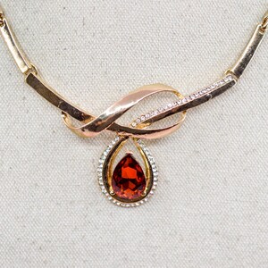Gold tone, women&#39;s fashion necklace