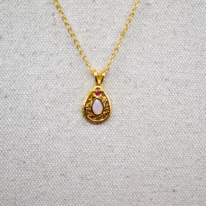 Gold tone, women&#39;s pendant necklace