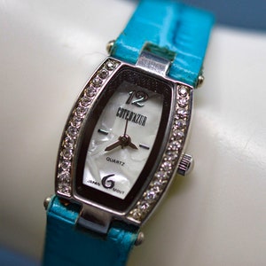 Cote D&#39;Azur, silberfarben mit Kristallen, blaues Armband, Damenarmbanduhr