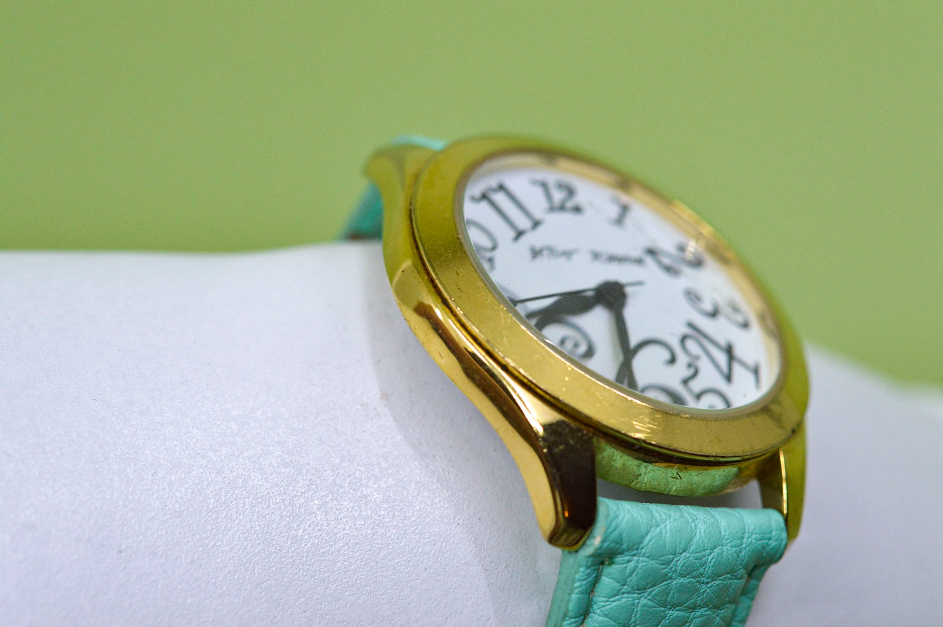 Betsy Johnson , Gold Tone With White Dial ,blue Bracelet  display picture 2