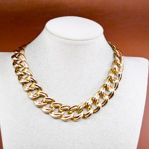 Gold tone, women&#39;s chunky, fashion necklace