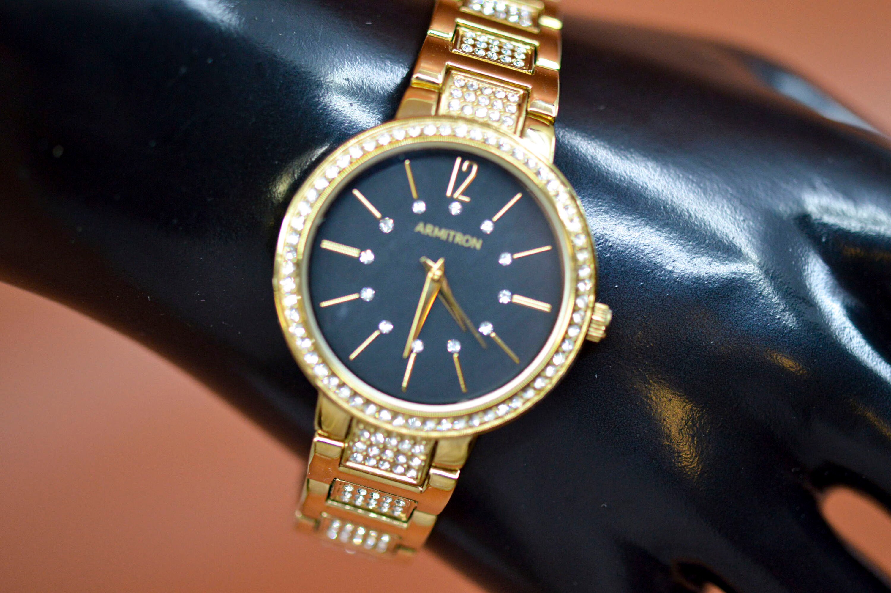 Montre à Quartz Femme Armitron - Cadran à Strass (cœur) - Bracelet Plaqué Or - Occasion, Pile Neuve
