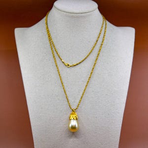 Gold tone, women&#39;s pendant necklace