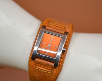 DKNY, ton argent avec cadran orange et assorti, bracelet large, montre-bracelet pour femme