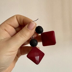 Un paio di graziosi orecchini a clip pendenti con perline di giada rosa. nuovo. - Italia