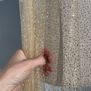 Tessuto glitterato su rete morbida ed elastica. Materiale perfetto per abiti da sera, accessori scintillanti, abiti da ballo e scialli.