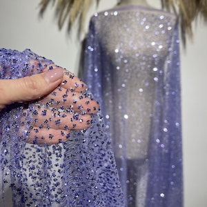 Glittertyg på en mjuk, böljande mesh. Detta stretchiga tyg är perfekt för aftonklänningar, balklänningar, blusar, sjalar och kjolar.