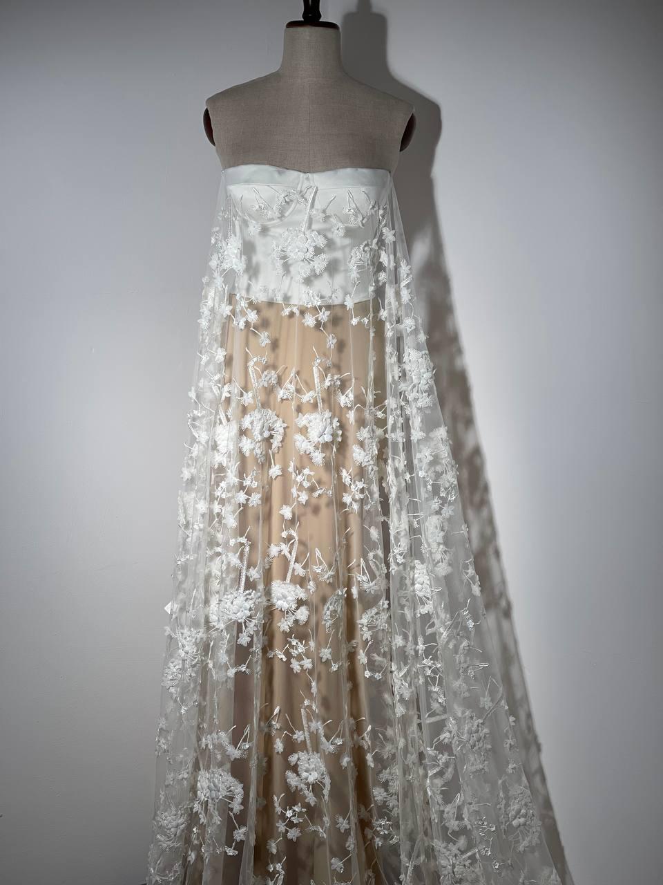 Charmante dentelle de mariage en 3D avec un motif de pissenlits délicats brodés et de minuscules fleurs en trois dimensions. Parfait pour les robes de mariée.