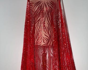 Rood avondkant met dicht borduursel en pailletten. Glanzende stof voor avondjurken. 1 stuk = 0,1 strekkende meter (10 cm)