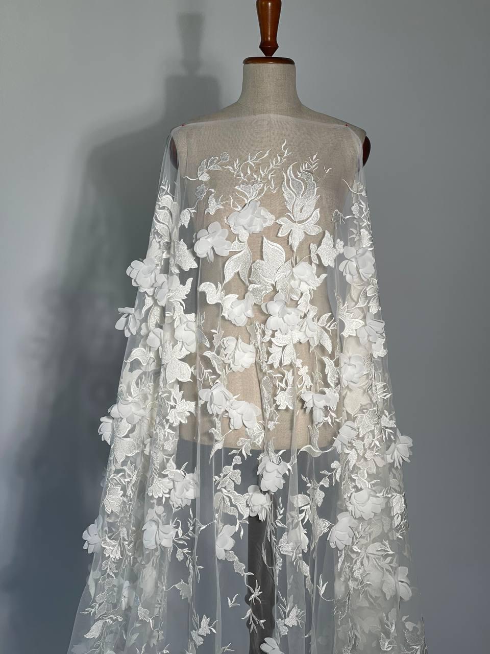 Brautspitze mit dreidimensionalen Blumenapplikationen. Ideal für Brautkleider und Schleier.