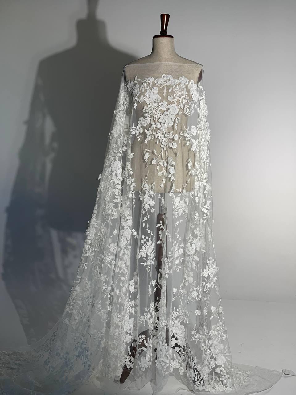 Encaje de novia mate con denso bordado floral. Adornado con lentejuelas y cuentas. Perfecto para vestidos de novia y velos.