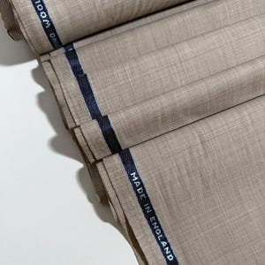 Lana inglesa para trajes en un sutil color gris o beige. Tejido suave, adecuado para chaquetas, pantalones, faldas y americanas.