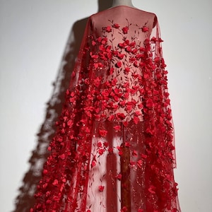 Tessuto rosso con fiori 3D cuciti. Rete con glitter e paillettes brillanti. Tessuto broccato per abiti da sera.