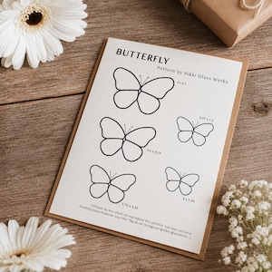 Pode incluir: Uma folha de padrão de papel branco intitulada BUTTERFLY Pattern by Nikki Glass Works apresentando cinco contornos de borboletas em linha preta de vários tamanhos com dimensões em polegadas: 4x2.5, 3.5x2.25, 2.75x2.25, 2.25x1.5 e 2x1.25.