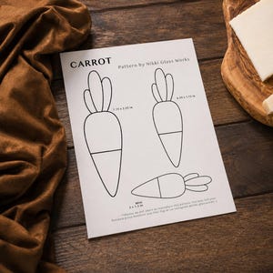 Pode incluir: Um padrão de papel branco intitulado CARROT da Nikki Glass Works com três desenhos de linhas pretas de cenouras em diferentes tamanhos. As dimensões são indicadas como 19,69 x 5,72 cm, 15,88 x 4,45 cm e uma versão mini de 12,7 x 3,81 cm.