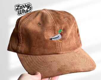 Corduroy muts met geborduurde wilde eend | Unisex katoenen muts met geborduurd ontwerp | Natuur, huisdier, bos, watervogels, woerd, eend, meer