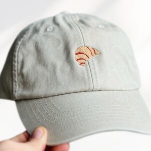 Geborduurde pet met croissant - Handgemaakte pet met gewassen look - Unisex pet in de gewenste kleur - Larry Who Apparel