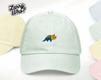 Süße Pastell Cap mit gesticktem Triceratops | Unisex Baseballmütze mit Stickerei | Dino, Naturfreude, Tier, Urlaub, Sommer, Accessoire