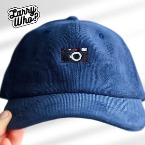 Manchesterkeps med broderad kamera | Unisex bomullsmössa med broderad design | Analog kamera, systemkamera, kamera, fotoentusiast