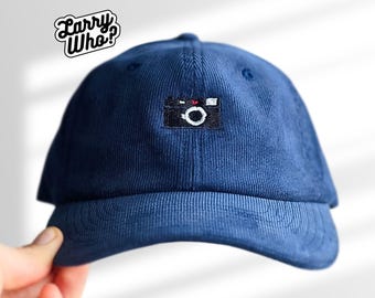 Berretto in velluto a coste con macchina fotografica ricamata | Berretto unisex in cotone con disegno ricamato | Macchina fotografica analogica, reflex, macchina fotografica, appassionato di fotografia