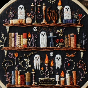 Puede incluir: Obra de arte bordada con tem&aacute;tica de Halloween con un fondo negro, que representa estanter&iacute;as con libros, velas, fantasmas y elementos decorativos. La obra de arte incluye el texto "Dalis". La paleta de colores incluye naranja, marr&oacute;n, blanco y negro.