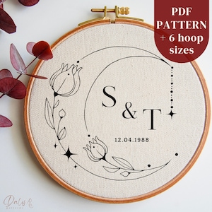 Archivo PDF de patrón de bordado de boda personalizado, letras con media luna de flores, diseño de aro de bricolaje con monograma personalizado, regalo de aniversario
