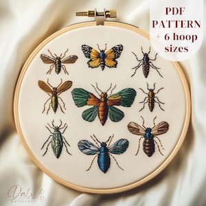 Può includere: Un telaio da ricamo con tessuto color crema che mostra insetti ricamati in più colori. Gli insetti includono farfalle e altri insetti. Il testo "PDF PATTERN + 6 hoop sizes" è visibile nell'angolo in alto a destra.