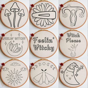 K&ouml;nnte beinhalten: Neun Stickmuster auf Stickrahmen mit verschiedenen Themen, darunter Pilze, eine Haarklammer, eine Geb&auml;rmutter, eine Sichelmond mit Kristallen, eine Sonne, ein Nachtfalter und ein schlafender Mond. Der Text "Feelin' Witchy" erscheint auf zwei der Rahmen, und "Witch Please" auf einem anderen.